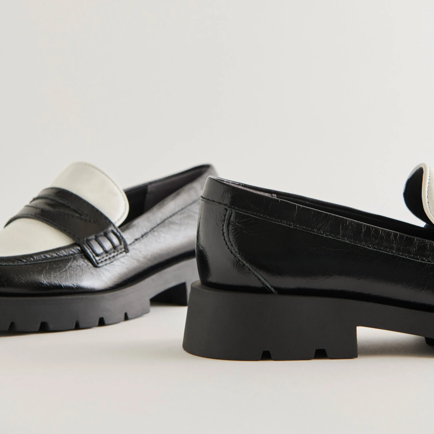 Dolce Vita ELIAS FLATS BLACK WHITE CRINKLE PATENT - Image 3